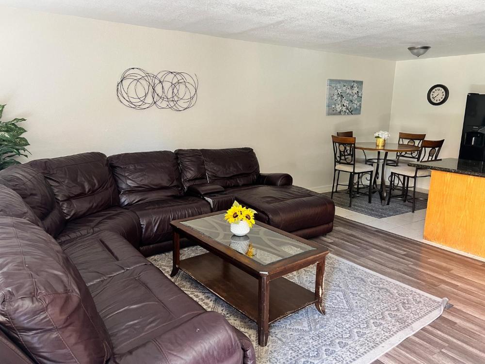 Peaceful 2bed,1bath condo with free parking all yours to enjoy